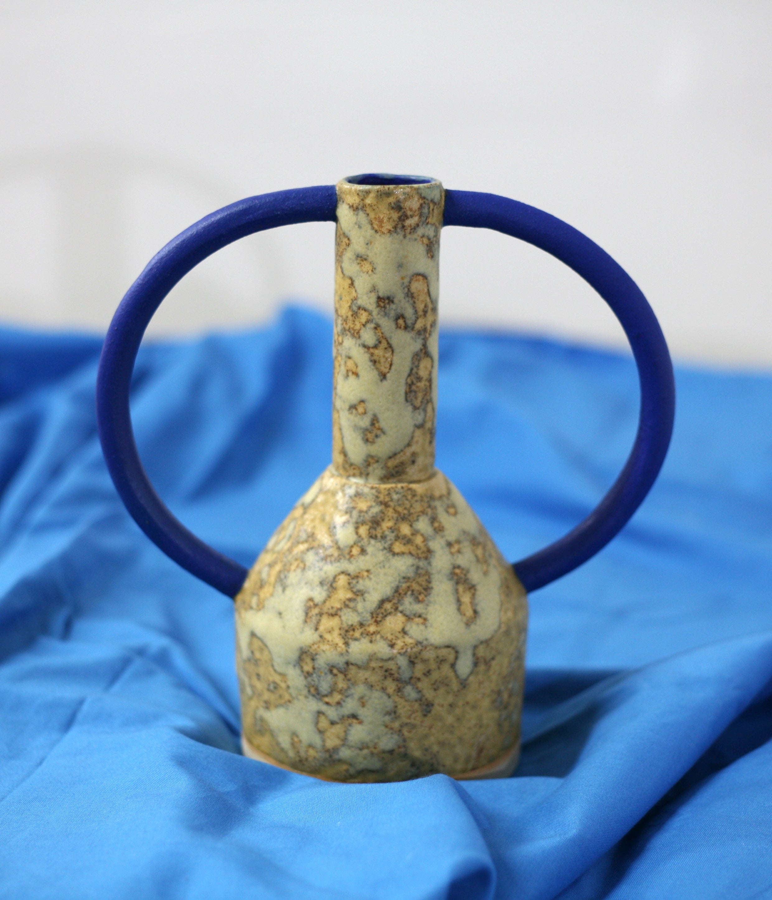 Grand vase à oreilles brun
