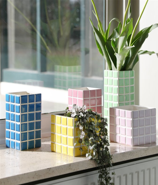 Vase tile