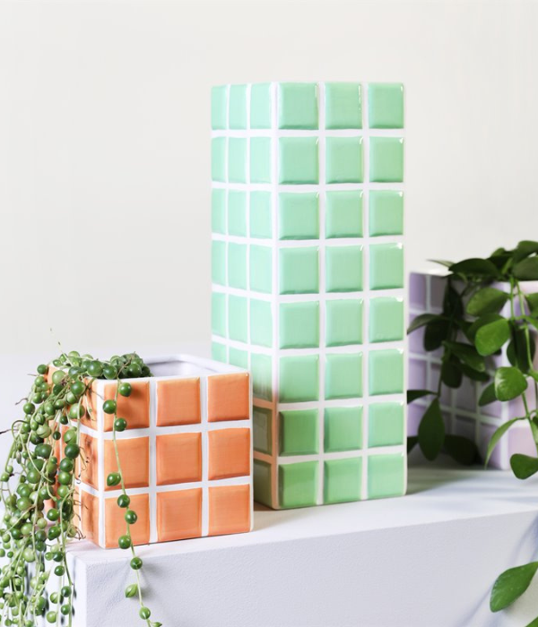 Vase tile