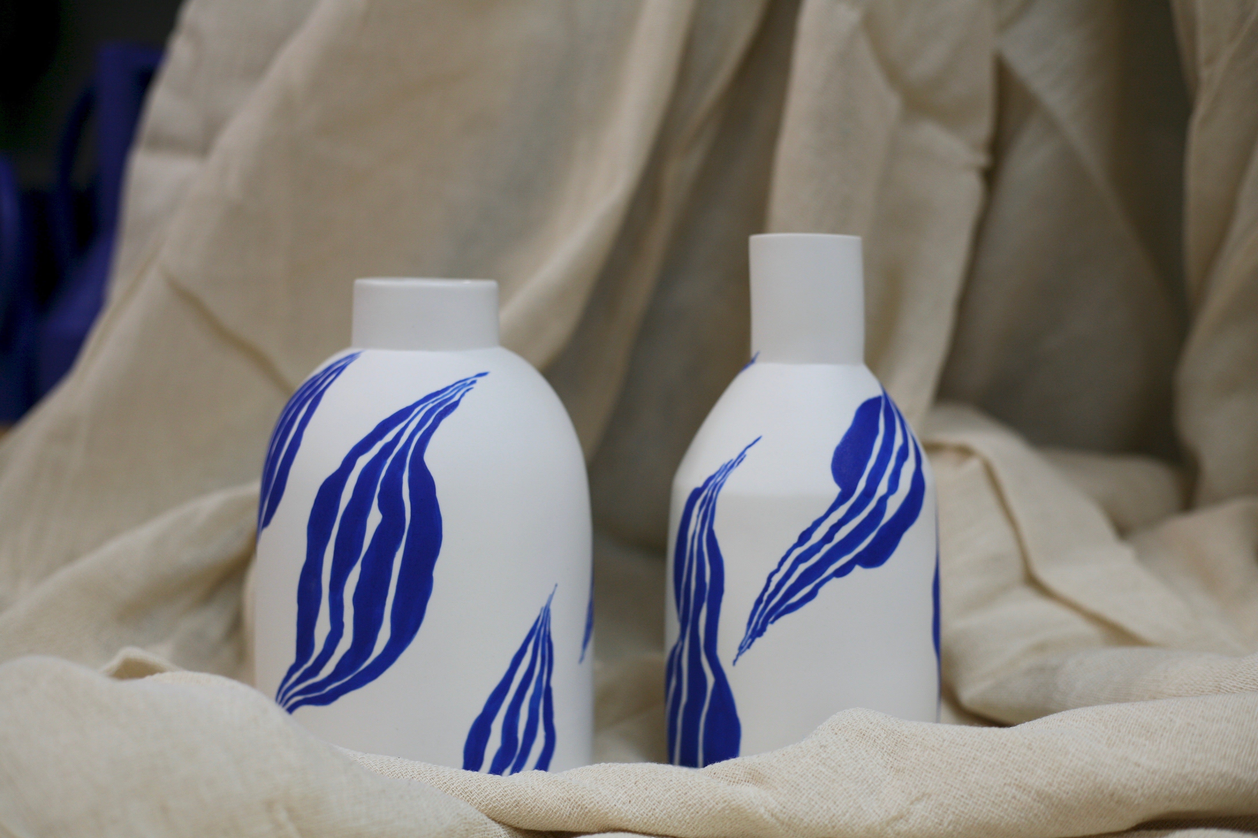 Vase bouteille à feuilles bleues