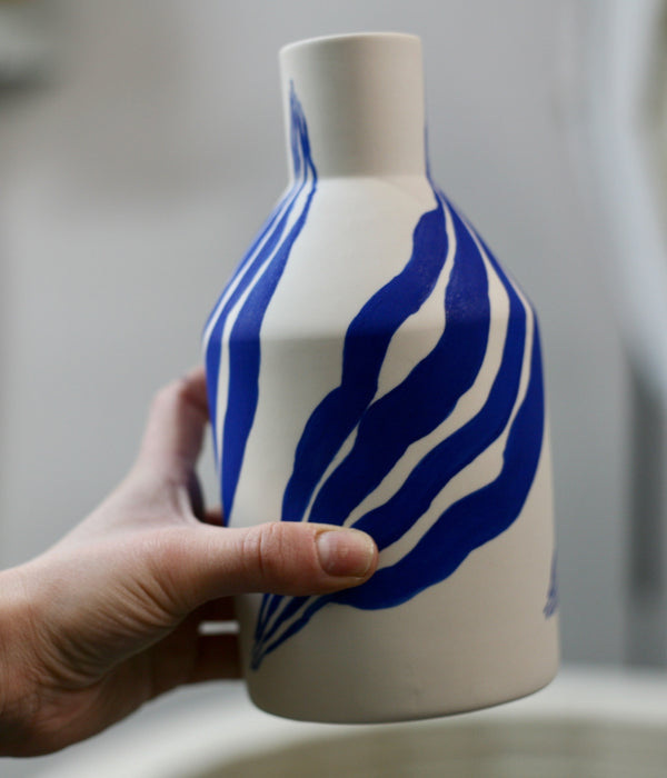 Vase bouteille à feuilles bleues