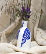 Vase bouteille à feuilles bleues